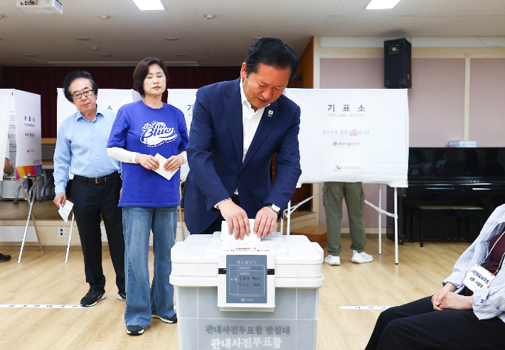 더불어민주당 정청래 총괄상임선거대책위원장이 29일 서울 마포구 성산2동 주민센터에 마련된 제9회 전국동시지방선거 사전투표소에서 투표하고 있다. 연합뉴스