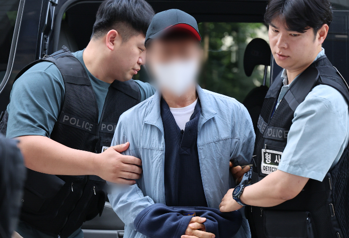 LG전자 마곡 업무단지인 사이언스파크에서 칼을 휘둘러 2명에게 중상을 입힌 혐의로 긴급 체포된 LG전자 협력업체 직원인 A씨. 연합뉴스