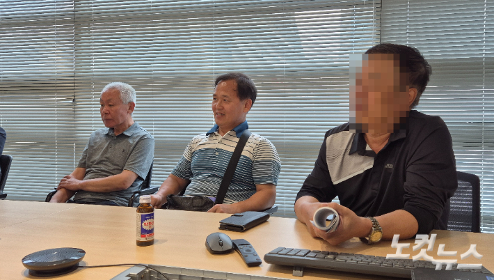 김천일(왼쪽부터), 전경수, 윤성화(가명)씨가 지난 27일 서울 서초구 서초동의 한 사무실에서 법률전문가들과 이야기를 나누고 있다. 송선교 기자