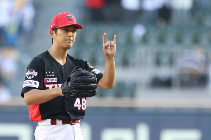 KIA 좌완 이의리가 29일 LG와 원정에 선발 등판해 포수와 소통하고 있다. KIA 타이거즈 