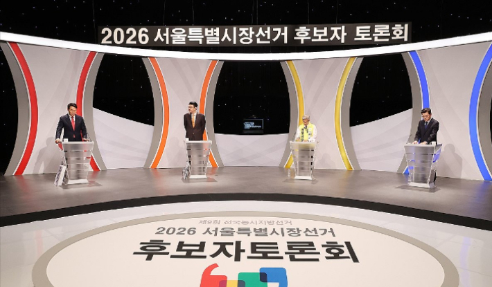 28일 서울 마포구 SBS 프리즘타워에서 열린 2026 서울특별시장선거 후보자토론회에 앞서 후보들이 준비를 하고 있다. 연합뉴스