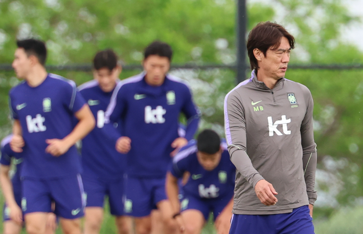  29일(현지 시간) 오후 미국 유타주 헤리먼에 위치한 자이언스뱅크 트레이닝센터에서 축구 국가대표팀 홍명보 감독이 훈련을 지도하고 있다. 연합뉴스 