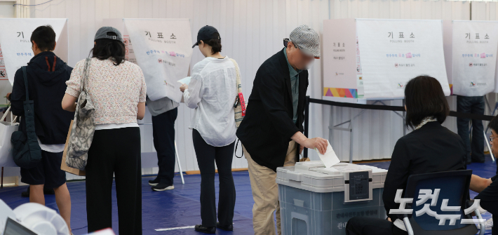 제9회 전국동시지방선거 사전투표 첫날인 29일 서울 용산구 이촌1동 주민센터에 마련된 사전투표소를 찾은 유권자들이 소중한 한 표를 행사하고 있다. 류영주 기자