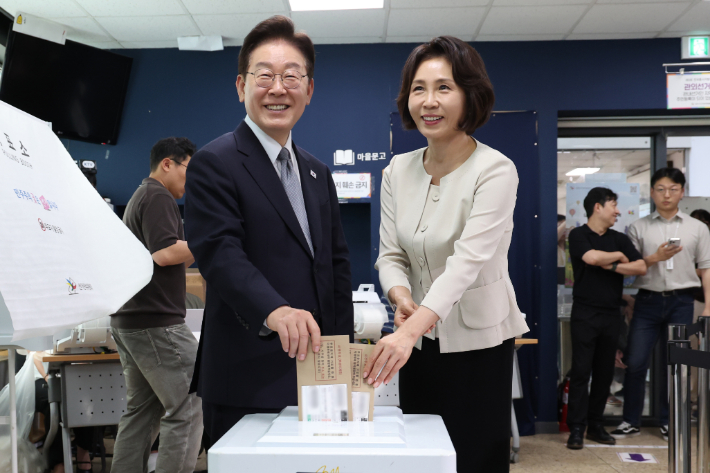 이재명 대통령과 김혜경 여사가 제9회 전국동시지방선거 사전투표 첫날인 지난 29일 서울 종로구 삼청동 주민센터에 마련된 사전투표소에서 투표용지를 투표함에 넣고 있는 모습. 연합뉴스
