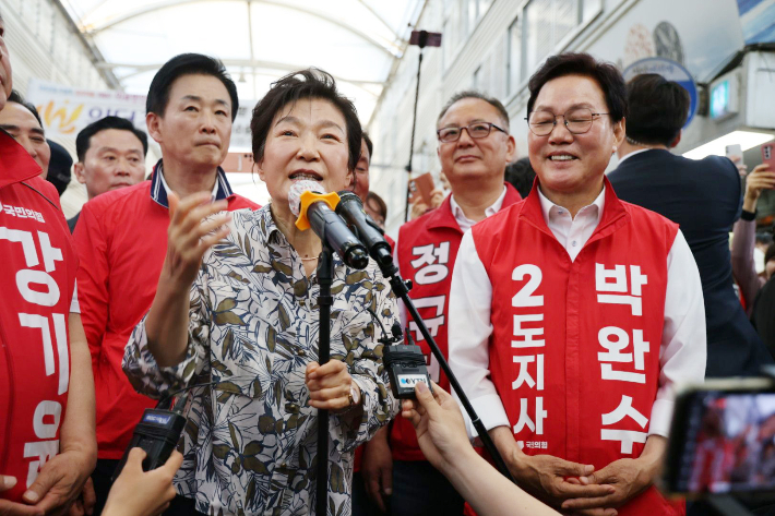 박근혜 전 대통령과 박완수 경남지사 후보. 박 후보 캠프 제공 