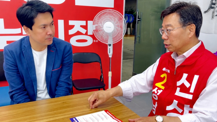 국민의힘 신상진 성남시장 후보가 29일 선거사무소에서 분당재건축연합회 최우식 회장을 만나 분당신도시 재건축에 대해 이야기를 나누고 있다. 신상진 측 제공