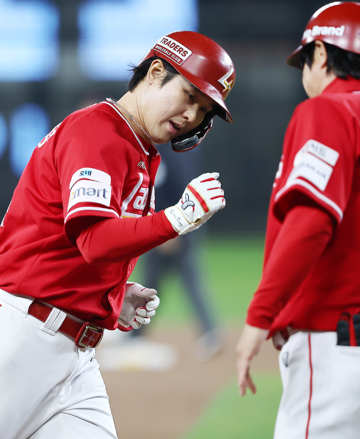 지난달 30일 한화와 원정에서 8회 3점 홈런을 날린 SSG 최정. SSG 랜더스 