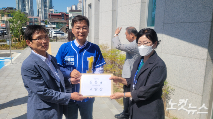 더불어민주당 김중남 강릉시장 후보가 국민의힘 김홍규 후보를 허위사실 유포 혐의로 강릉경찰서에 고발했다. 전영래 기자