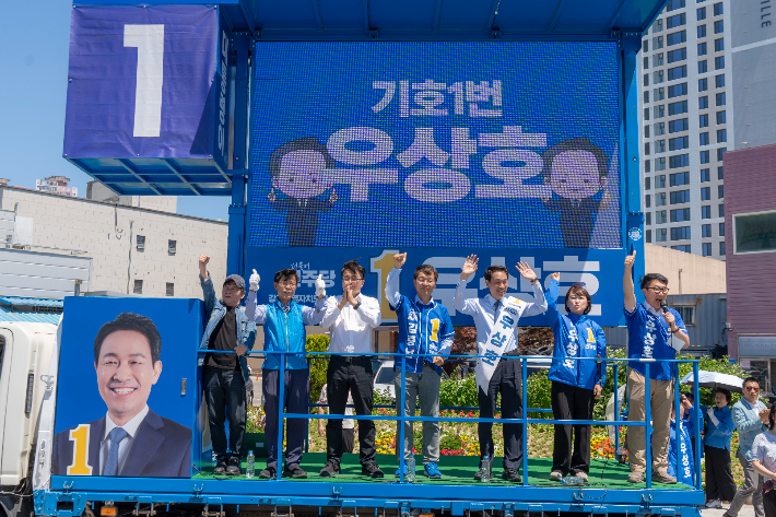더불어민주당 우상호 강원도지사 후보는 30일 공식선거운동 마지막 주말 첫 일정으로 강릉을 찾아 집중 유세를 펼치며 동해안 민심 공략에 나섰다.우 후보 캠프 제공