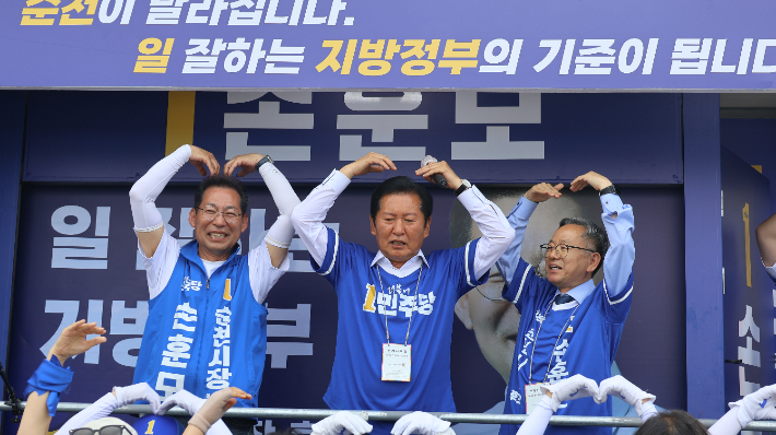 왼쪽부터 손훈모 후보, 정청래 대표, 김문수 의원. 민주당 제공