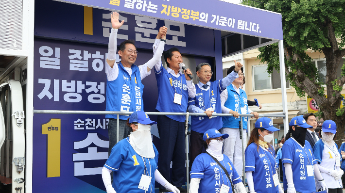 정청래 대표가 손훈모 후보의 손을 들어주고 있다. 민주당 제공