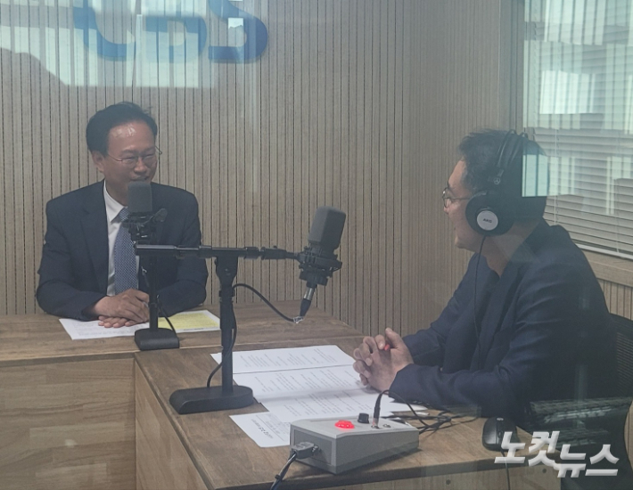 왼쪽부터 송재봉 국회의원, 김종현 앵커. 이은영 PD