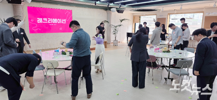 MC깽준 LEE의 사회로 진행된 레크리에이션 시간. 이강현 기자
