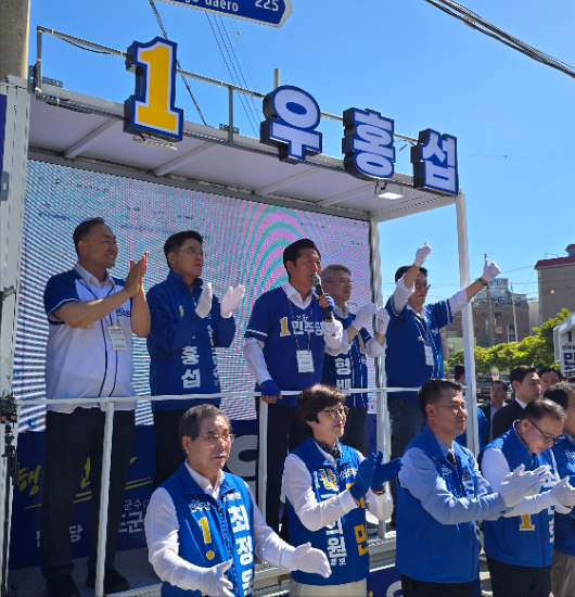 더불어민주당 정청래 당대표가 30일 오전 완도 오일장에서 우홍섭 완도군수 후보를 지원하기 위한 유세를 펼치고 있다. 민주당 전남도당 제공 