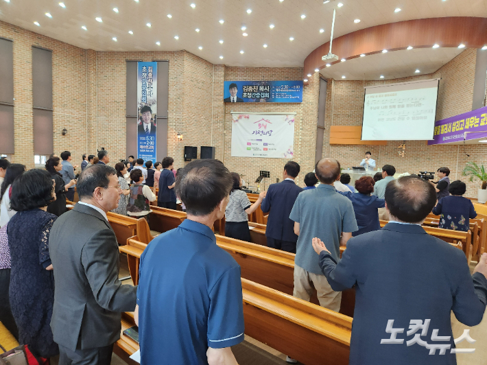 김종찬 목사 찬양간증집회에서 참석자들이 함께 찬양하고 있다. 충북CBS