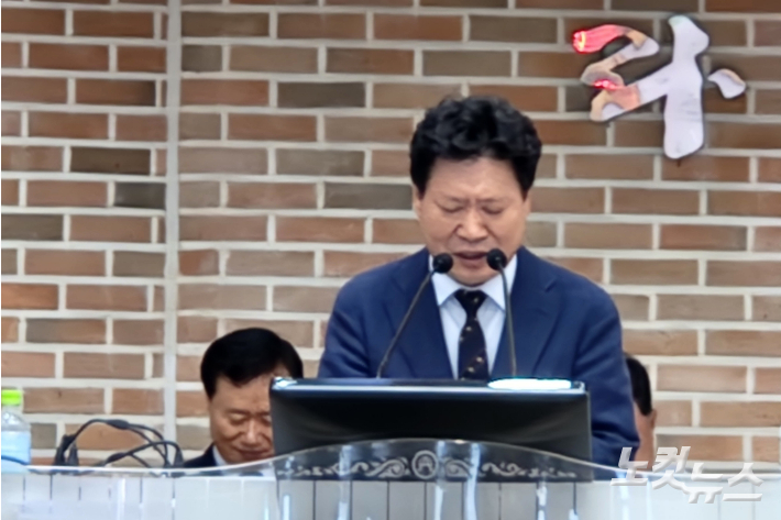 예수로교회 양영지 목사가 기도하고 있다. 충북CBS