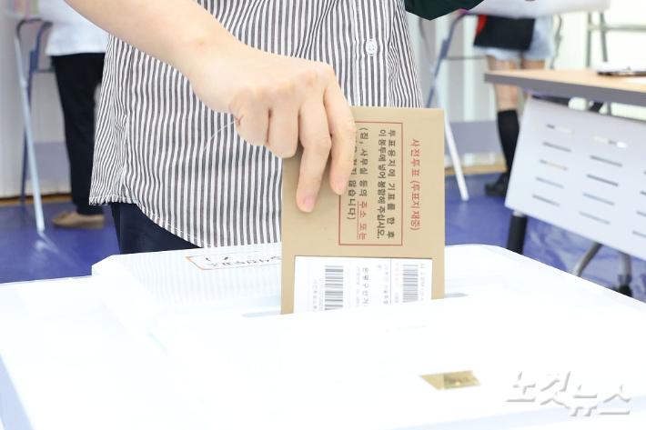 제9회 전국동시지방선거 사전투표 첫날인 29일 서울 용산구 이촌1동 주민센터에 마련된 사전투표소를 찾은 유권자들이 소중한 한 표를 행사하고 있다. 류영주 기자