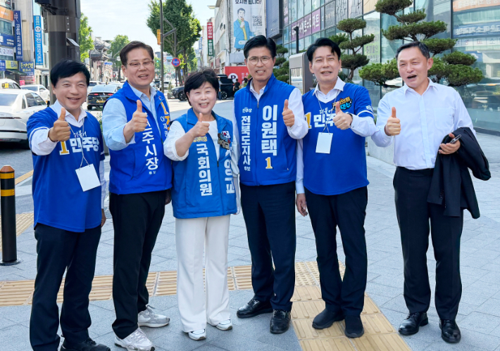 30일 민주당 전북 집중유세 현장을 찾은 서영교 의원(왼쪽 세번째)이 이원택 전북도지사 후보, 조지훈 전주시장 후보, 이성윤 의원, 한민수 의원 등과 기념촬영을 하고 있다. 이원택 후보 선거대책위원회 제공