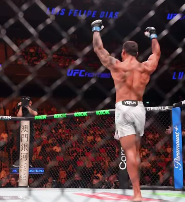 루이스 펠리피 지아스가 이이삭에게 승리한 후 손을 들어 환호하고 있다. UFC SNS 캡처