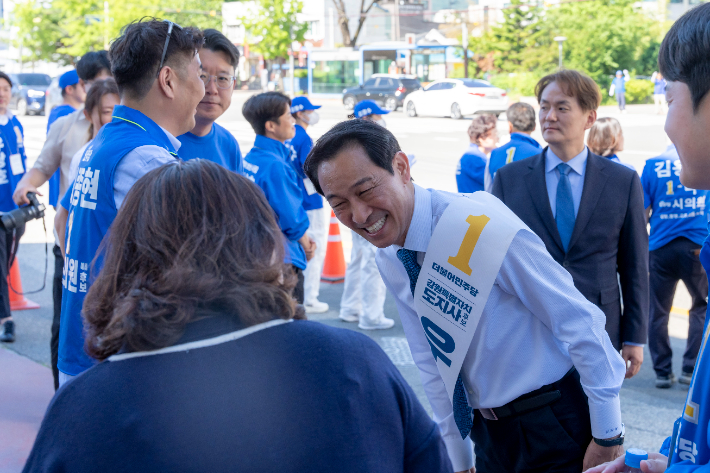 우상호 더불어민주당 강원지사 후보가 30일과 31일 강원 영동 지역을 돌며 막바지 득표전에 나서고 있다. 우상호 후보 제공 
