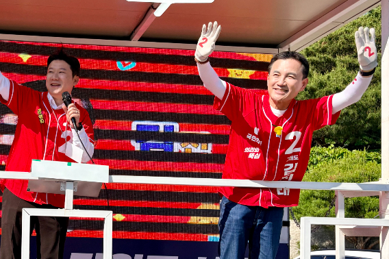 선거전 마지막 주말 국민의힘 진종오 국회의원과 함께 춘천 도심 선거 유세에 나서고 있는 김진태 강원지사 후보. 김진태 후보 제공 