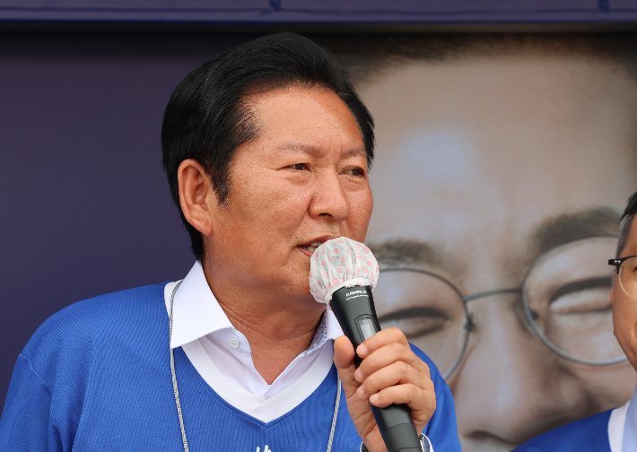 더불어민주당 정청래 총괄상임선거대책위원장이 30일 전남 순천시 중앙로 의료원교차로에서 손훈모 순천시장 후보 지원 유세하고 있다. 연합뉴스
