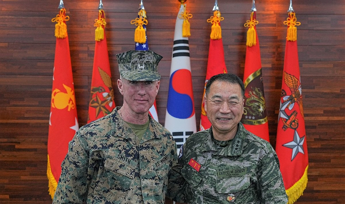 지난해 3월 방한한 에릭 스미스 미 해병대사령관이 해병대 사령부에서 주일석 해병대사령관으로부터 한국 팔각모를 선물받고 기념 촬영하는 모습. 해병대사령부 제공