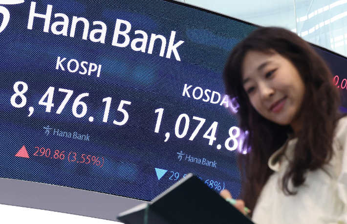 29일 서울 중구 하나은행 본점 딜링룸 전광판에 코스피, 코스닥 지수가 표시돼 있다. 이날 코스피는 전장보다 290.86포인트(3.55%) 오른 8476.15로, 코스닥은 29.56포인트(2.68%) 내린 1074.80으로 마감했다. 연합뉴스