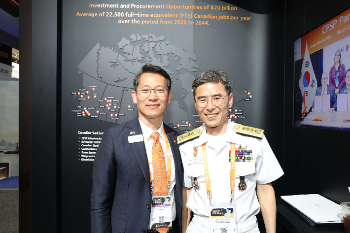CPSP 수주 지원을 위해 캐나다 오타와에서 열린 'CANSEC 2026' 전시회 내 한화오션 부스를 찾은 김경률 해군참모총장(오른쪽)이 한화오션 특수선해외사업단장 정승균 부사장(왼쪽)과 기념촬영을 하고 있다. 한화오션 제공