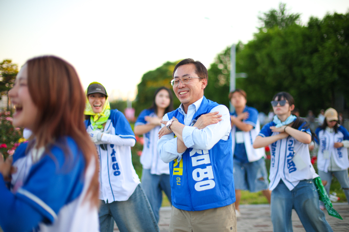 강원 원주에서 선거운동을 하고 있는 강삼영 강원특별자치도교육감 선거 후보. 강삼영 후보 캠프 제공 