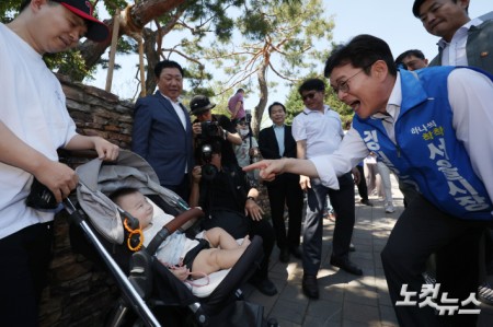 정원오 더불어민주당 서울시장 후보가 31일 오전 서울 양천구 파리공원에서 도보유세를 하고 있다.