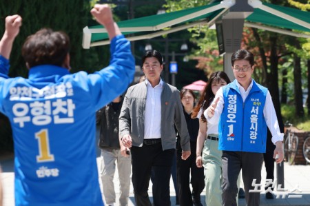 정원오 더불어민주당 서울시장 후보가 31일 오전 서울 양천구 파리공원에서 도보유세를 하고 있다.