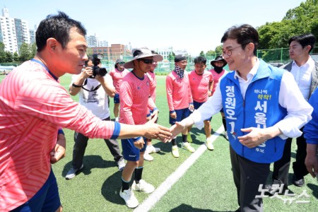 정원오 더불어민주당 서울시장 후보가 31일 서울 양천구 해누리 체육공원에서 열린 서울특별시 족구협회장기 족구대회에 참석해 생활체육인들과 인사를 나누고 있다.