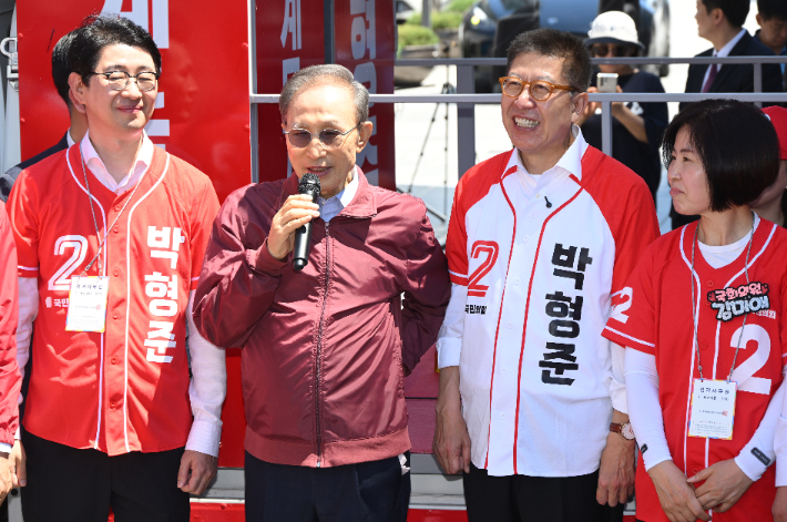 이명박 전 대통령이 6·3 지방선거 및 국회의원 재보궐선거를 사흘 앞둔 31일 부산 해운대구 구남로를 찾아 박형준 국민의힘 부산시장 후보의 지지를 호소하고 있다. 연합뉴스