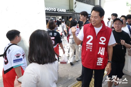 오세훈 국민의힘 서울시장 후보가 31일 서울 송파구 잠실야구장을 찾아 야구팬들과 인사를 나누고 있다.