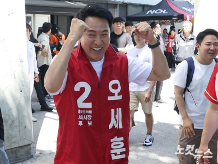오세훈 국민의힘 서울시장 후보가 31일 서울 송파구 잠실야구장을 찾아 야구팬들과 인사를 나누고 있다.