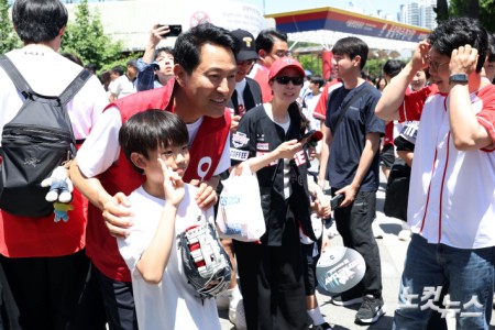 오세훈 국민의힘 서울시장 후보가 31일 서울 송파구 잠실야구장을 찾아 야구팬들과 인사를 나누고 있다.