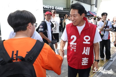 오세훈 국민의힘 서울시장 후보가 31일 서울 송파구 잠실야구장을 찾아 야구팬들과 인사를 나누고 있다.