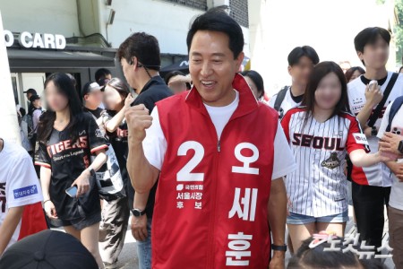 오세훈 국민의힘 서울시장 후보가 31일 서울 송파구 잠실야구장을 찾아 야구팬들과 인사를 나누고 있다.