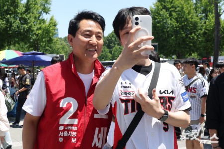 오세훈 국민의힘 서울시장 후보가 31일 서울 송파구 잠실야구장을 찾아 야구팬들과 인사를 나누고 있다.