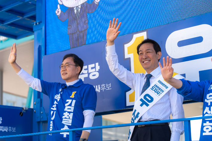 31일 오전 속초 아남프라자 앞에서 거리 유세를 통해 표심을 호소하고 있는 더불어민주당 우상호 강원도지사 후보와 김철수 속초시장 후보. 우 후보 캠프 제공