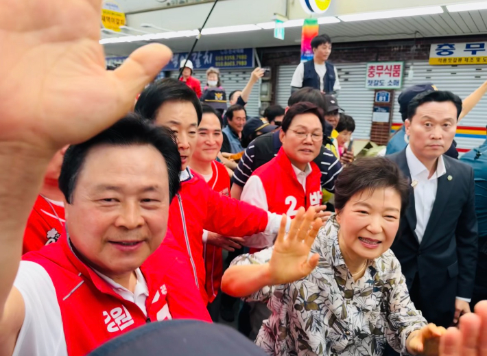 마산어시장을 찾은 박근혜 전 대통령. 강기윤 후보 캠프 제공