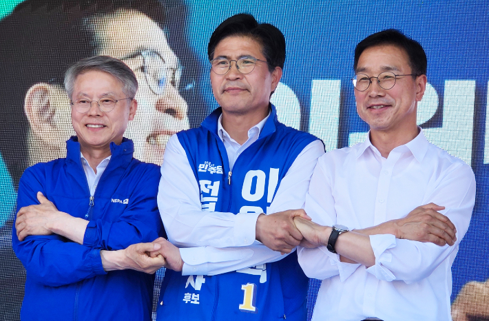 민형배 전남광주통합특별시장 후보와 이원택 전북도지사 후보, 위성곤 제주도지사 후보(왼쪽부터)가 31일 전주시 모래내시장 사거리에서 정책협약식을 열고 초광역 협력을 다짐했다. 이원택 후보 선거대책위원회 제공