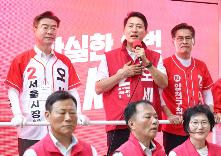 국민의힘 오세훈 서울시장 후보가 30일 서울 양천구 현대백화점 인근에서 열린 유세에서 지지를 호소하고 있다. 연합뉴스