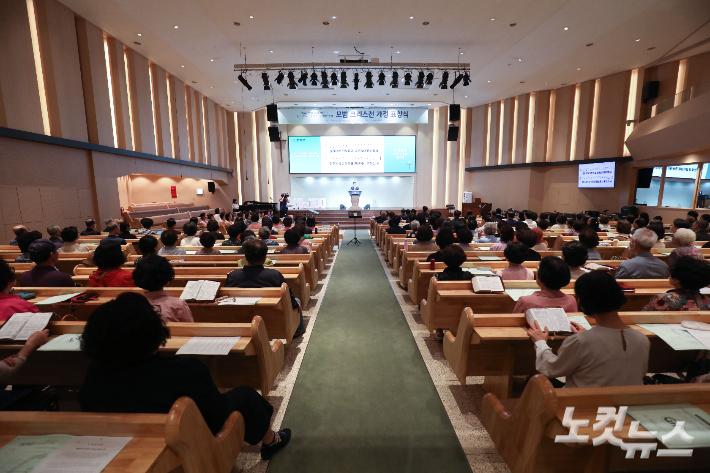 전주지방가정생활위원회가 전주완산교회에서 제37회 가정의 달 모범 크리스천 가정 표창식을 개최했다. 최화랑 기자