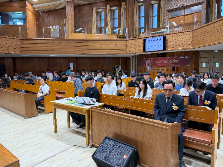 대구대 학생들과 영광교회 신자들이 80주년 기념예배를 드리고 있다. 영광교회 제공 