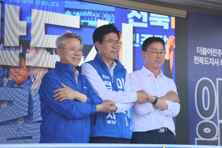 더불어민주당 민형배 전남광주통합특별시장 후보는 이원택 전북특별자치도지사 후보, 위성곤 제주특별자치도지사 후보와 함께 31일 전북 전주시 모래내시장 사거리에서 공동 유세를 열고 '전남광주·전북·제주 상생협력 공동선언문'을 채택했다. 민형배 후보 측 제공