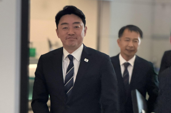 캐나다로 출국하는 강훈식 대통령 비서실장. 연합뉴스