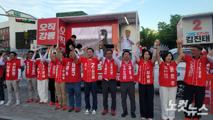 31일 오후 강릉의 중심가인 월화거리에서 지지층 결집과 부동층 흡수를 위한 '총력 집중유세'를 펼치고 있는 국민의힘 김홍규 강릉시장과 시도의원 출마자들. 전영래 기자