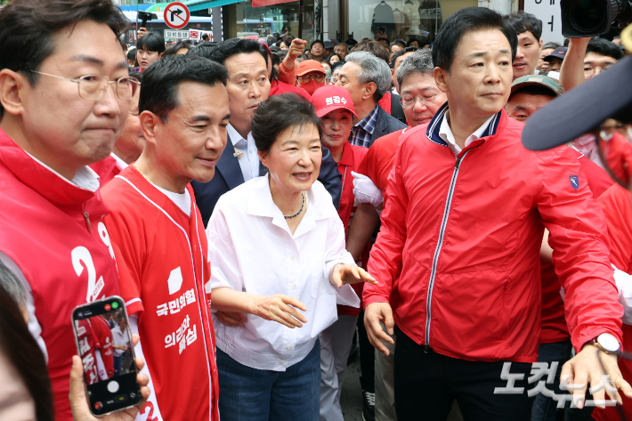 박근혜 전 대통령이 28일 강원도 원주시 중앙시장을 방문해 시민들과 인사를 하고 있다. 윤창원 기자